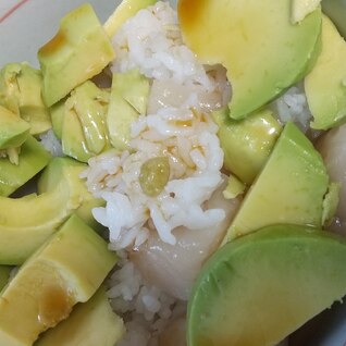 わさび醤油のアボカドホタテ丼